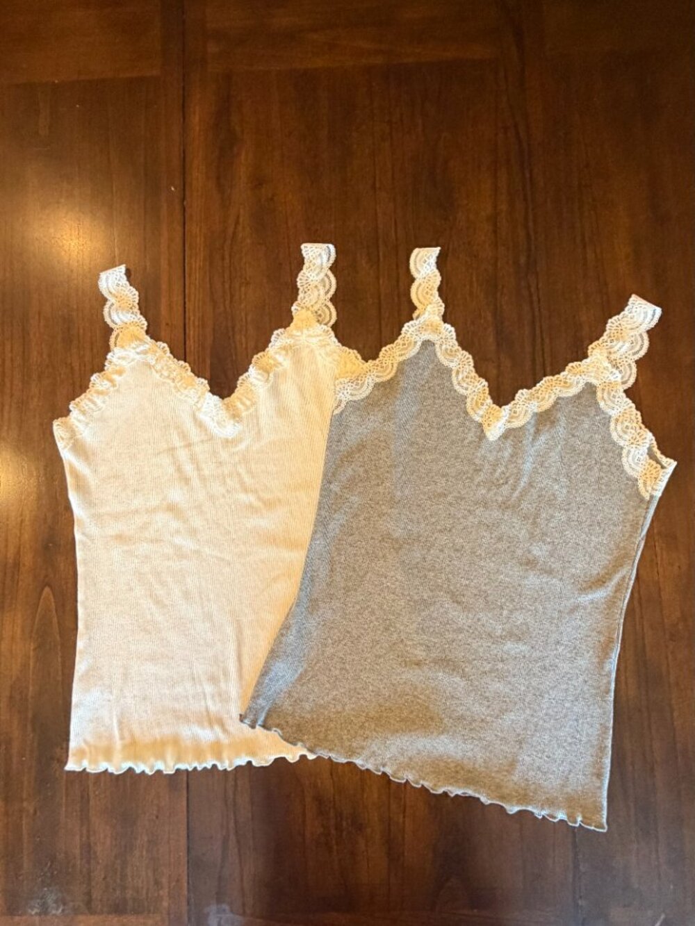 NWT Cream & Gray Scalloped Lace Trim Tank Top Stretch Comfy, Size Large - Picture 4 of 11